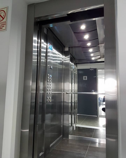 Obra Gatwick: cabina en acero inoxidable