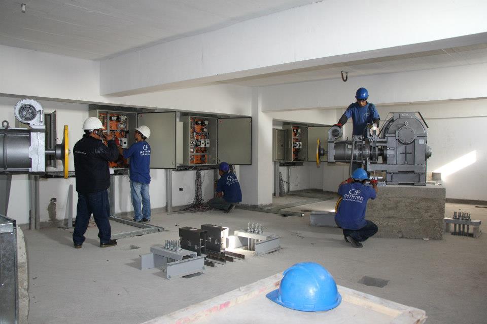 Técnicos de Gatwick instalando la sala de máquinas