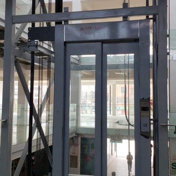 Obra Gatwick: ascensor con cabina de vidrio